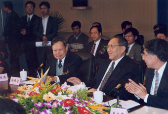 1999年10月2日，李岚清副总理视察乐动网站高等研究中心时与我校师生亲切座谈。前排右起：王大中、李岚清、杨振宁。